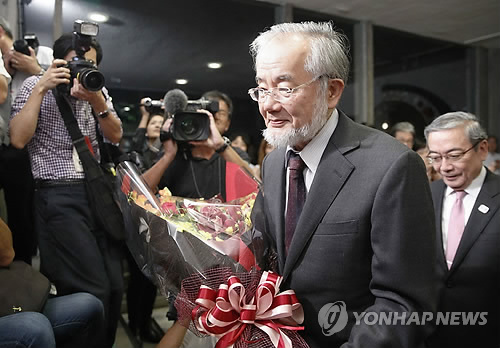(도쿄 AP=연합뉴스) 오스미 요시노리 도쿄공업대 영예교수가 3일 도쿄에서 기자회견장에 도착하는 모습.