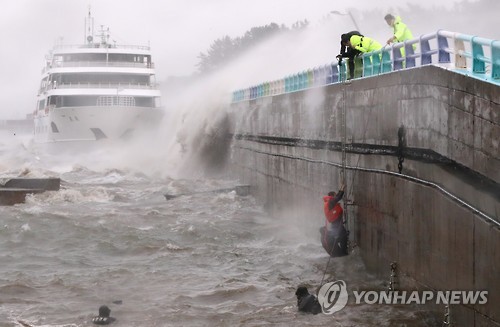 <태풍 차바> 집채만한 파도 속 구조