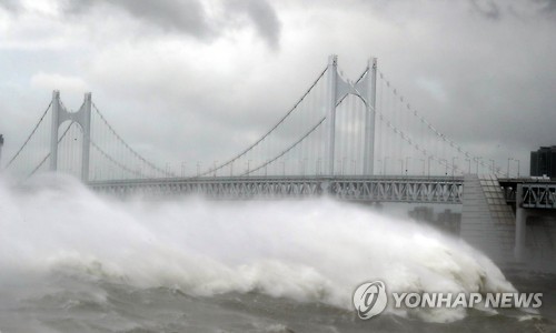 <태풍 차바> 광안대교 덮치는 거대한 파도