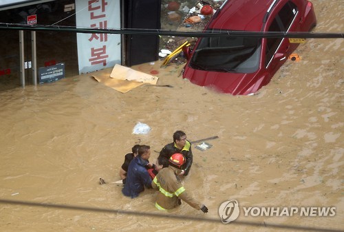 <태풍 차바> 구조작업