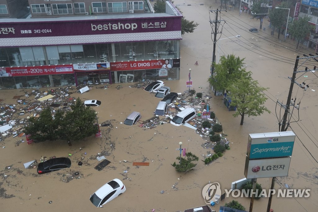 태풍 차바로 잠긴 승용차들