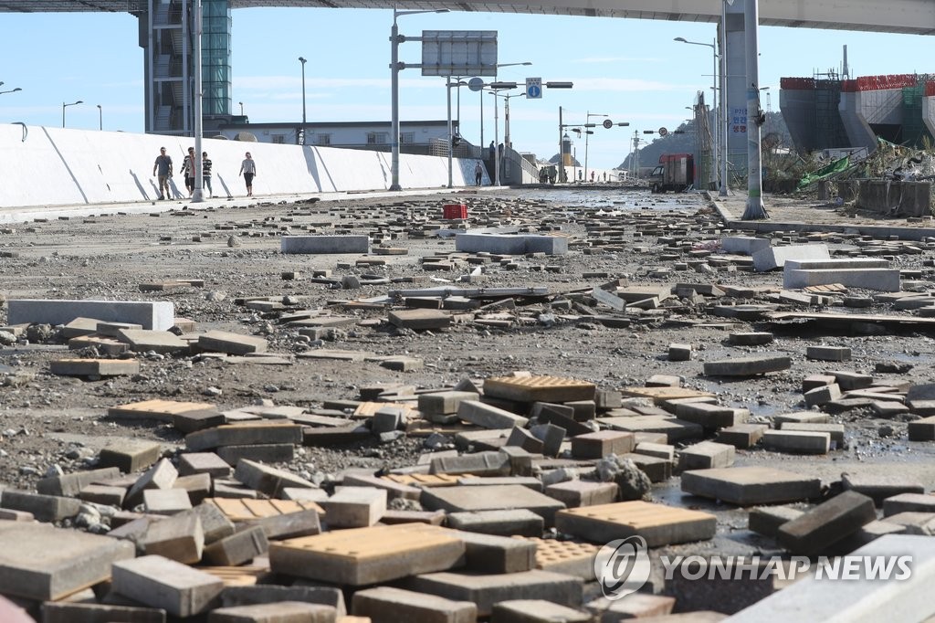 <태풍 차바> 전쟁터로 변한 도로