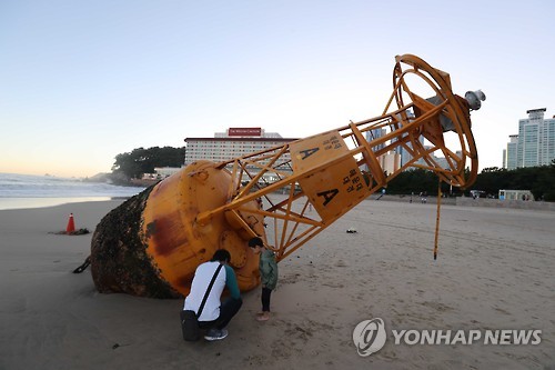 <태풍 차바> 해운대 밀려온 대형 부표