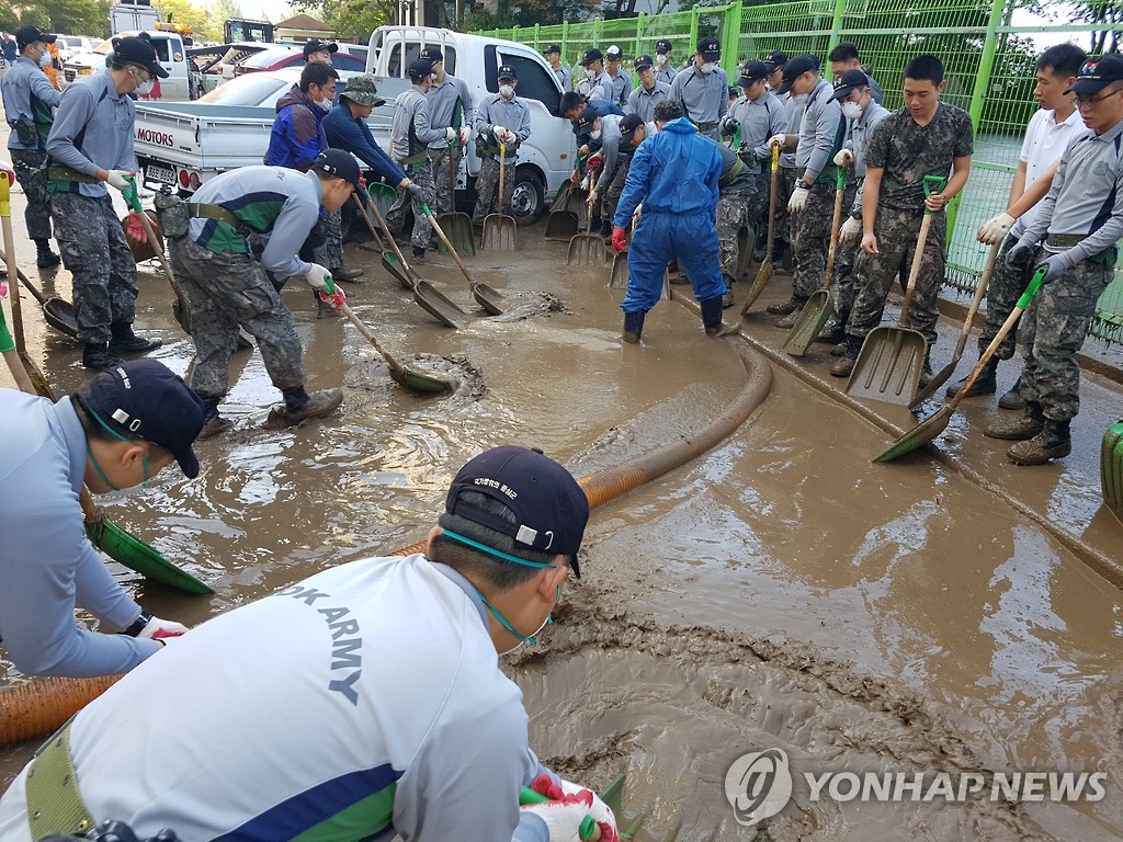 태풍 '차바' 복구 작업 돕는 장병들