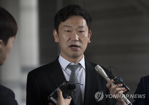 질문에 답하는 곽상언 변호사