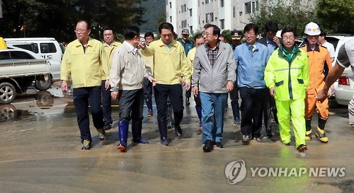<태풍 차바> 반천현대아파트 방문한 이정현 대표