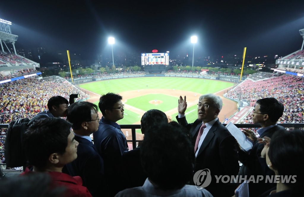 판사들이 야구장을 방문한 이유는?