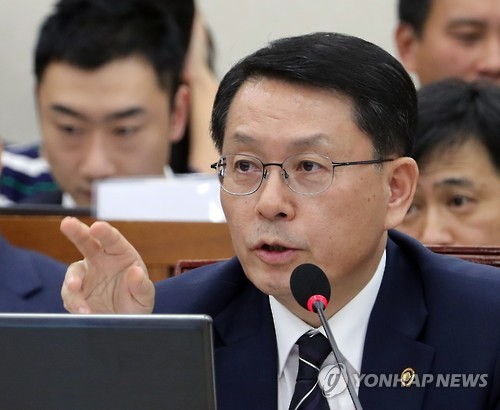 지난 10월 10일 국회에서 열린 관세청 국정감사에서 천홍욱 관세청장은 "면세점 사업자는 각 분야 전문가가 참여하는 특허심사위원회에서 공정하게 선정되기 때문에 (불거진 의혹과) 별로 관계가 없다고 생각한다"고 해명했다.
