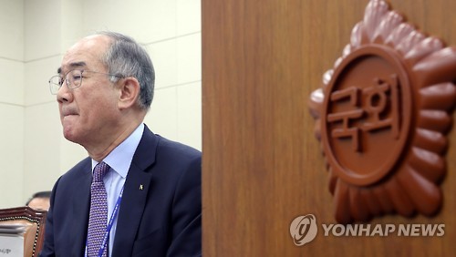 이덕훈 수출입은행장, 전경련 탈퇴 버티다가 "검토하겠다" - 1