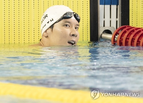 기록 확인하는 박태환