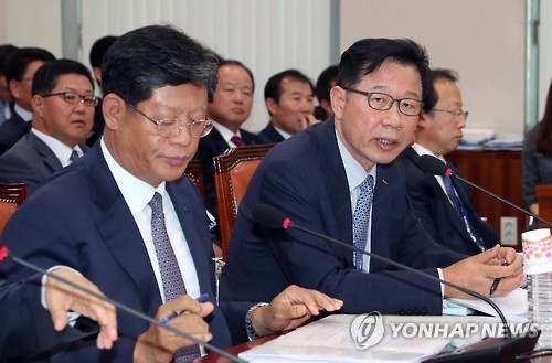 답변하는 김영학 한국무역보험공사 사장