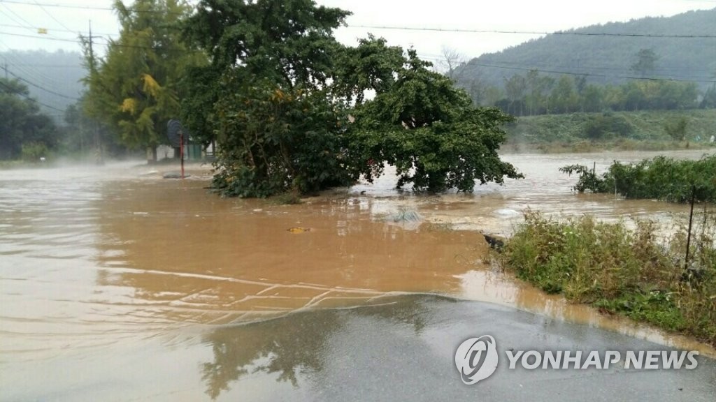 공주시 대형 상수도관 파열…주변 도로 침수