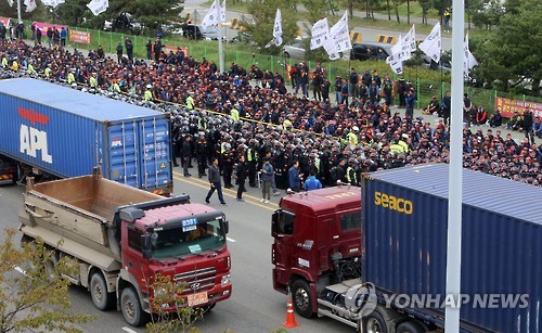 부산 신항서 운송거부 집회하는 화물연대