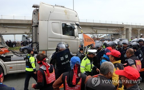 파업 참가 안 한 화물차량에 계란 투척