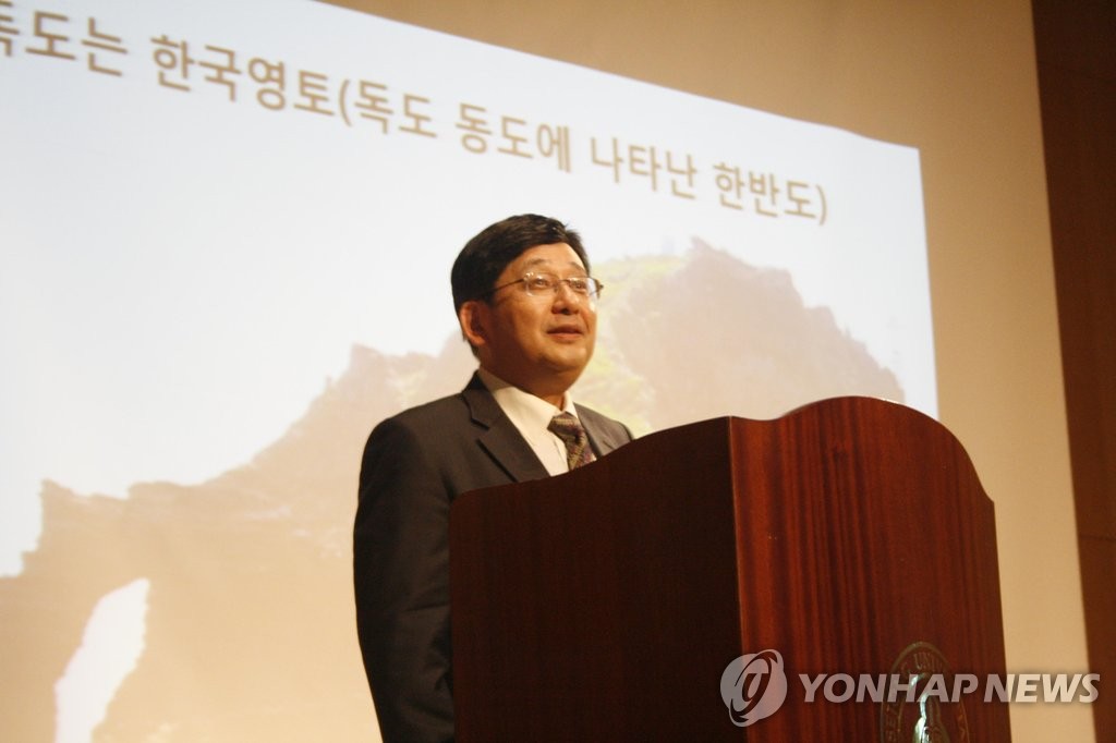 강연하는 호사카 유지 교수