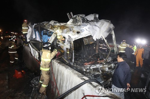 뼈대만 남은 버스