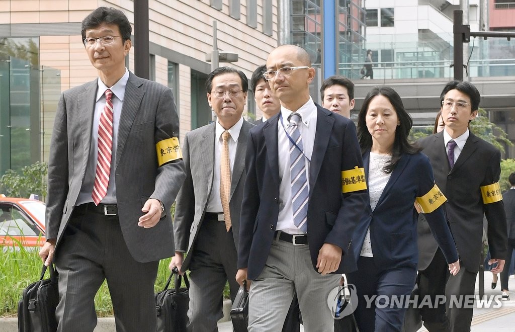 (도쿄 교도=연합뉴스) 일본 광고회사 덴쓰(電通)의 신입사원이 자살한 것을 계기로 덴쓰의 장시간 노동 관행이 도마 위에 오른 가운데 14일 일본 도쿄노동국과 미타(三田)노동기준감독서 감독관 등이 방문 조사를 위해 덴쓰 본사를 향하고 있다.