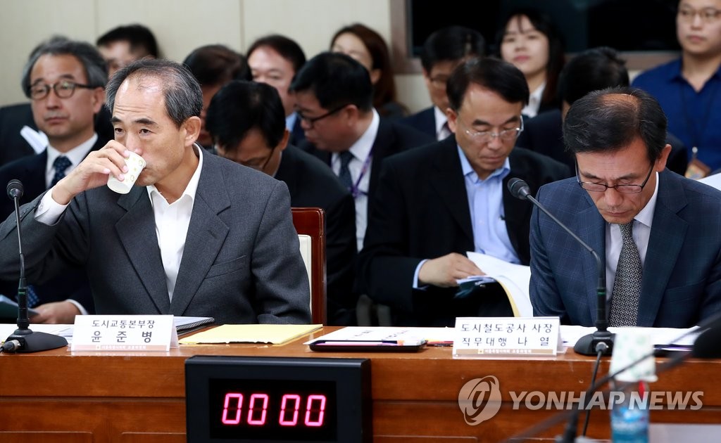 물 마시는 윤준병 도시교통본부장