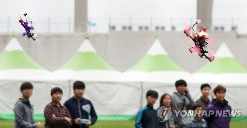 스릴 넘치는 드론 레이싱