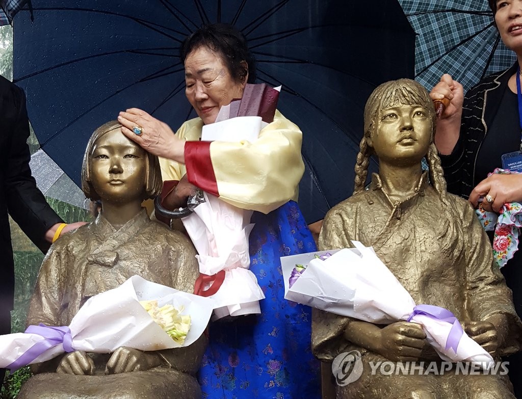 일본군 위안부 기록물 등재를 위한 국제연대회의가 지난해 10월 중국 상하이에 세운 위안부 소녀상. [연합뉴스 자료사진]