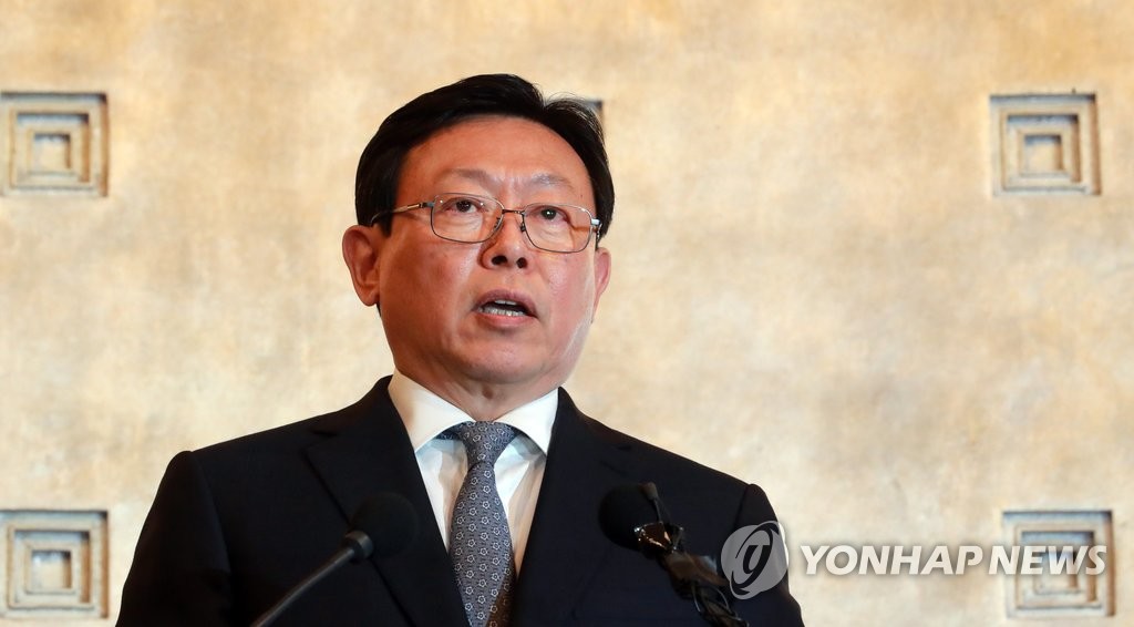 韓国ロッテグループの辛東彬会長は昨年１０月、経営刷新策を発表し、支配構造の透明化に向け持ち株会社体制に移行する方針を表明した＝（聯合ニュース）