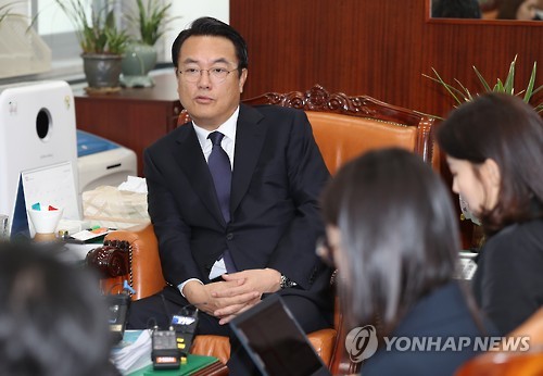 지난 28일 국회 본청 원내대표실에서 열린 기자간담회에서 현안 관련 질문에 답하고 있는 새누리당 정진석 원내대표