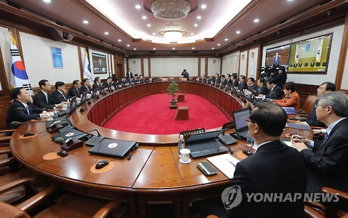 '최순실 국정농단' 여파 속에 열린 국무회의