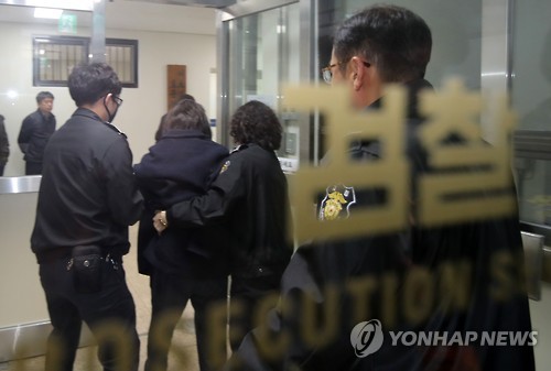 다시 검찰 들어서는 최순실