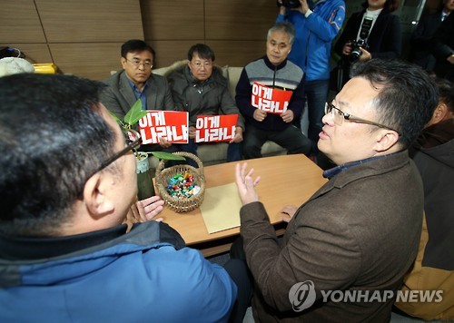 김진태 의원 사무실에서 항의하는 시민사회단체