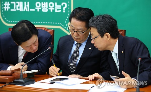 청와대 발 전격 개각 소식 전달받는 박지원