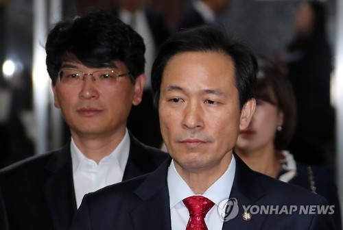 긴급 의원총회 참석하는 우상호