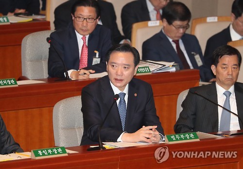 답변하는 김현웅 법무장관