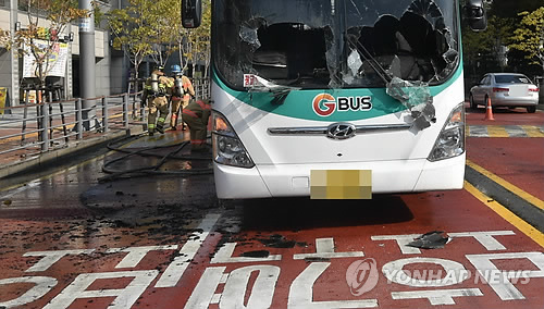 버스 화재 진압하는 소방관들