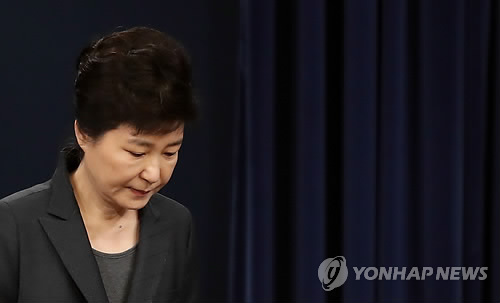 굳은 표정의 박 대통령