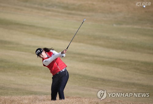 벙커샷 하는 홍진주