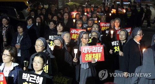 수녀들 초 들고 행진