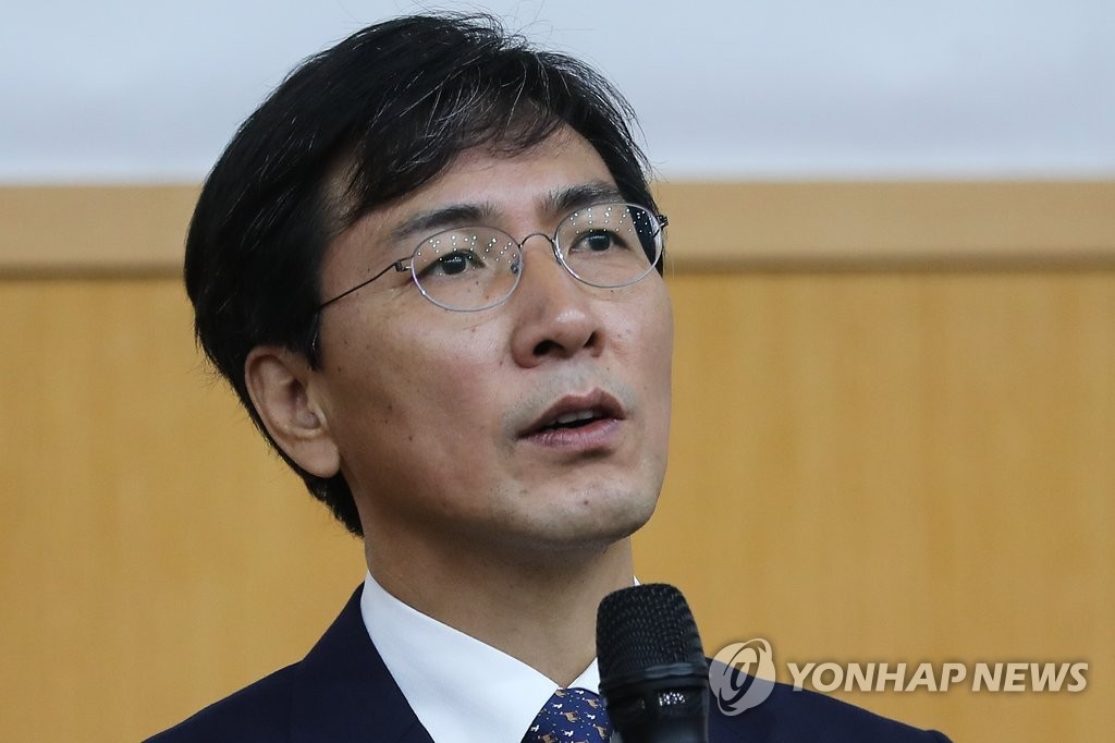 질문에 답하는 안희정 충남지사