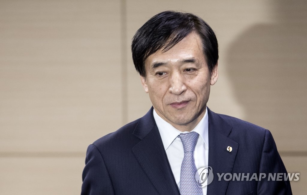 기자회견장 들어서는 이주열 총재