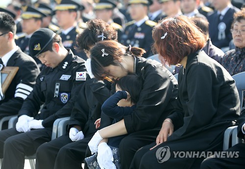 "아빠는 어디 갔어?"…슬퍼하는 유가족
