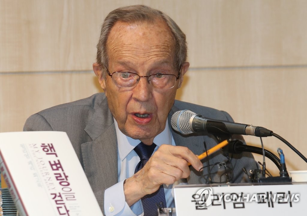 기자 간담회 하는 윌리엄 페리