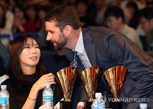 MVP 니퍼트, 아내와 기쁨을...