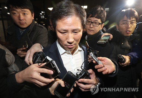 조사받고 나오는 '문고리3인방' 안봉근