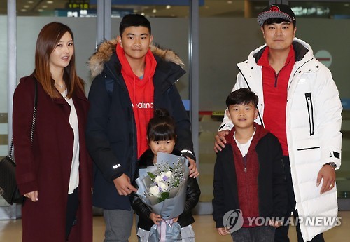 가족과 함께 귀국한 추신수