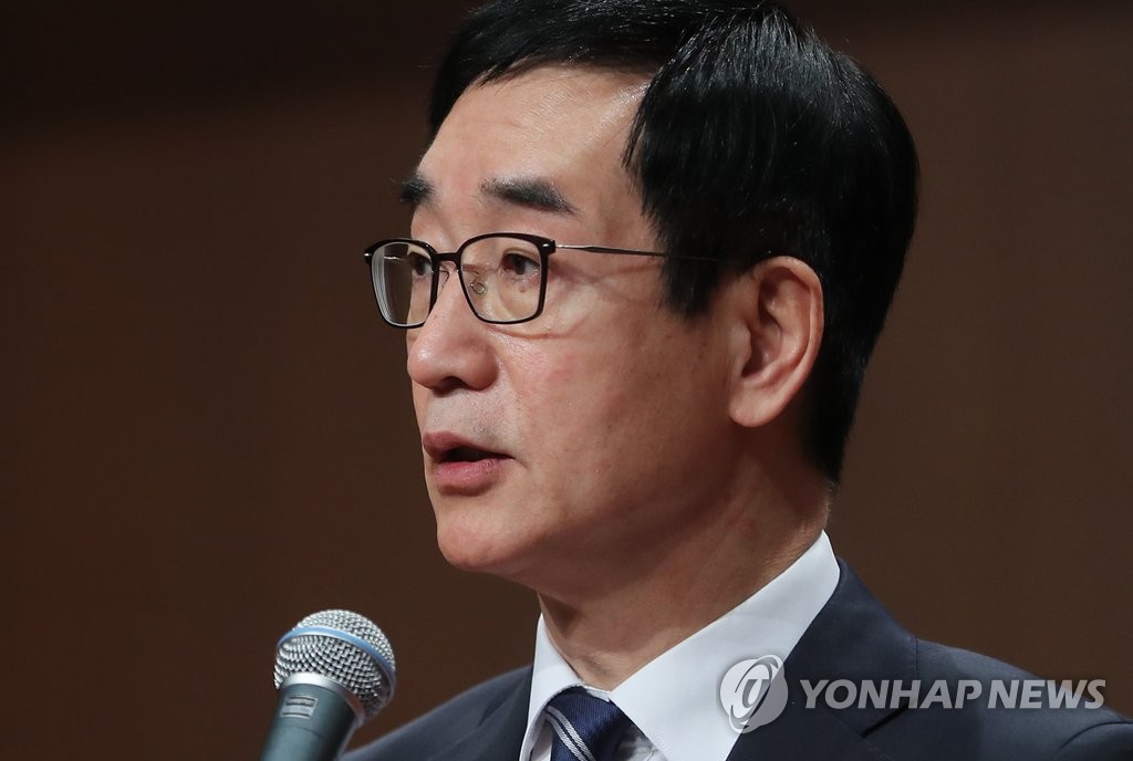 국정역사교과서 관련 발언하는 이준식 장관