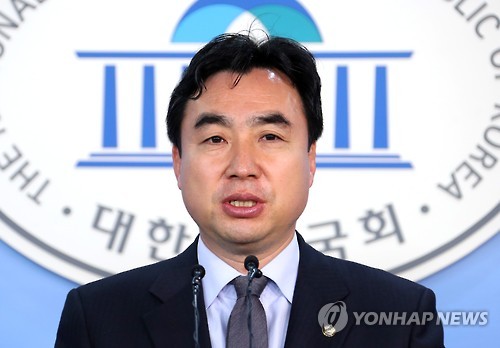 현안 브리핑하는 윤관석 더불어민주당 수석 대변인