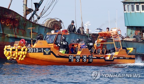 중국어선 검문·검색하는 해경 대원들