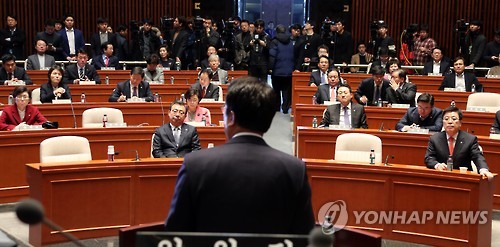 정진석 원내대표 발언듣는 의원들