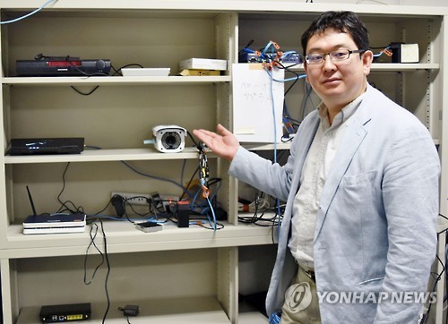 사물인터넷 바이러스 점검하는 요시오카 부교수