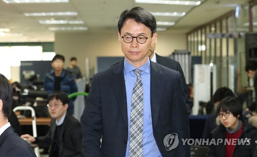 기자실 들어오는 이규철 특검보