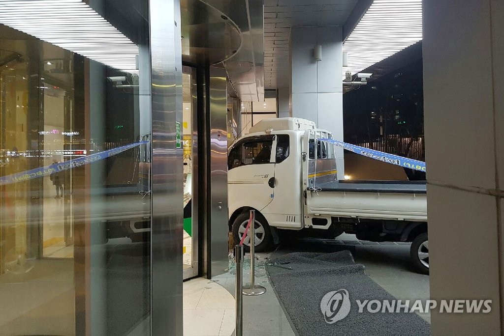 JTBC에 해병대 복장 남성 트럭 돌진
